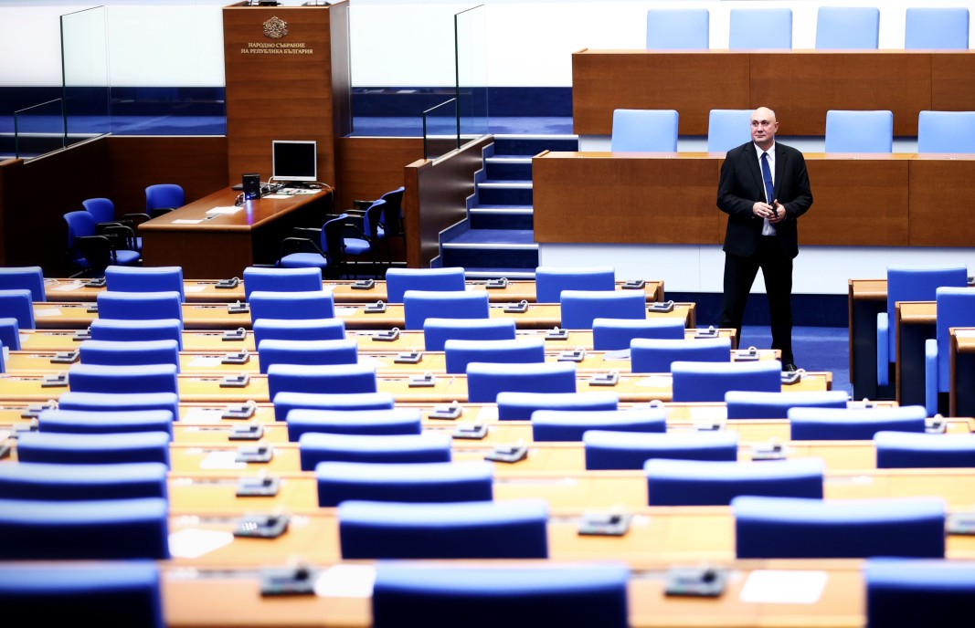 Шестима министри на парламентарен контрол