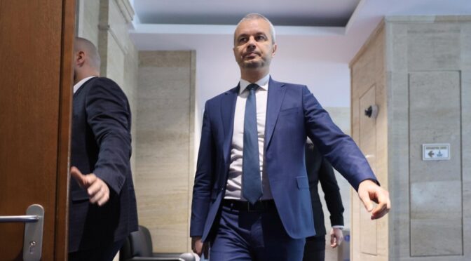 Костадин Костадинов е бил разпитван от полицаи в Народното събрание