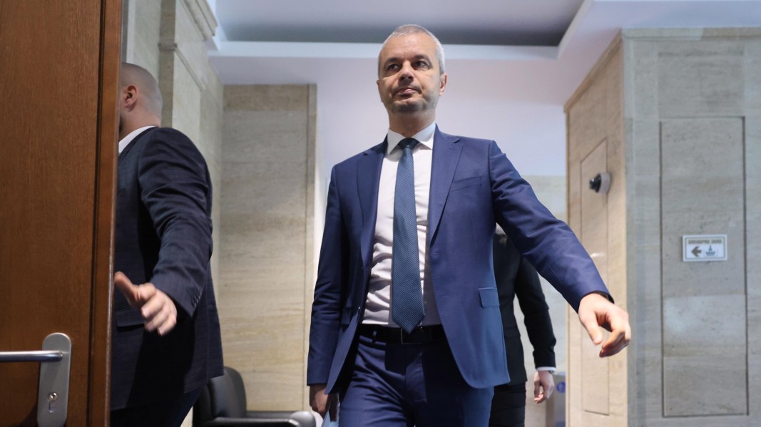 Костадин Костадинов е бил разпитван от полицаи в Народното събрание