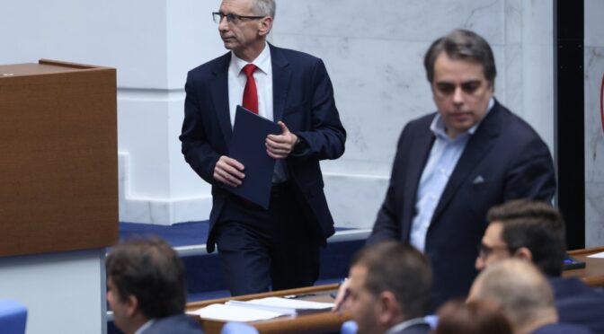 Денков и Костадинов в спор за мащабите на протеста в подкрепа на кмета на Варна