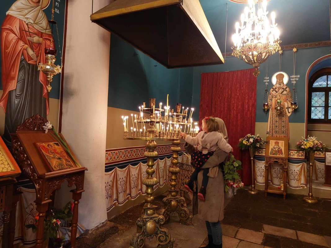 Десетки миряни посетиха храмовете в Пловдив на Разпети петък