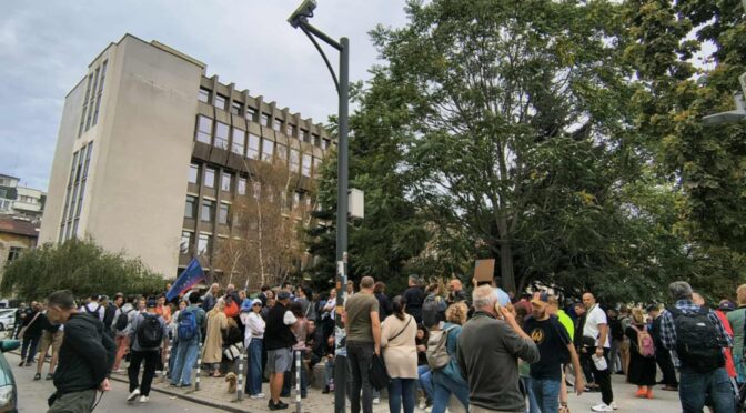 Продължава протестът пред централата на "ДПС-Ново начало"