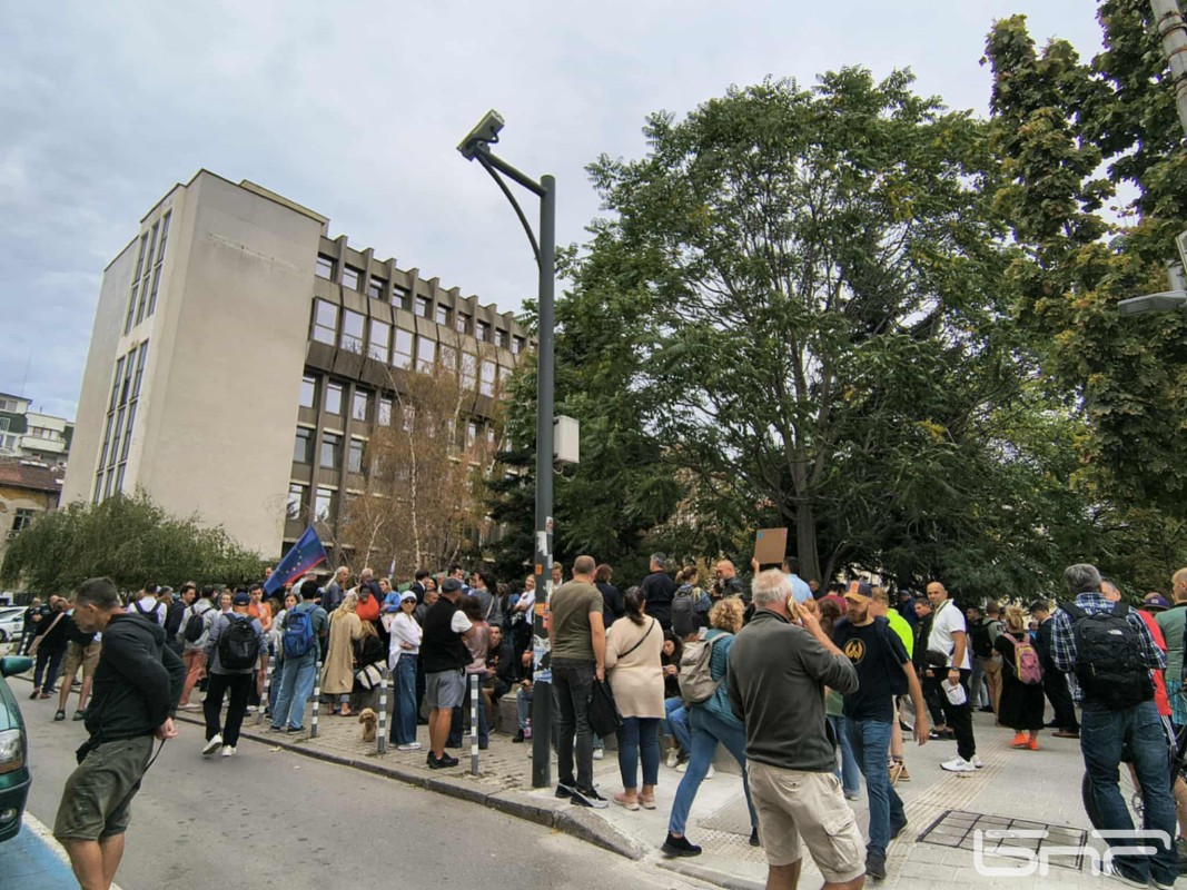 Продължава протестът пред централата на "ДПС-Ново начало"