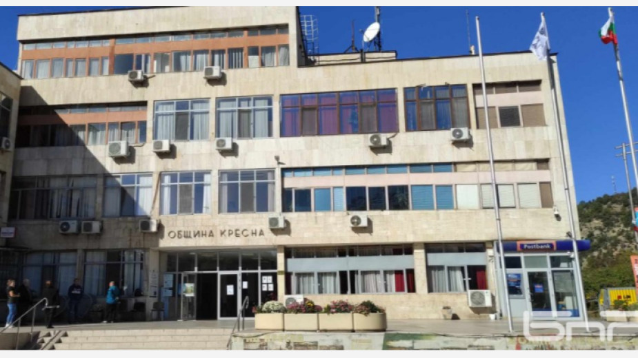 Пожар пламна в сградата на Община Кресна