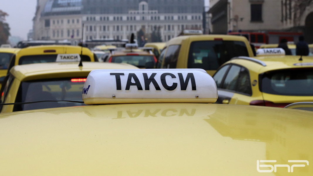 Таксиметровите шофьори стягат национален протест