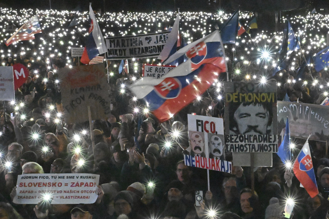 Нови протести в над 40 града в Словакия срещу премиера Фицо