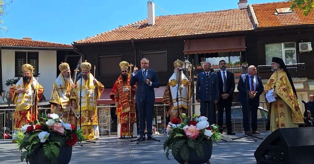 Четирима митрополити отслужиха литургия в църквата "Св. София" в Несебър