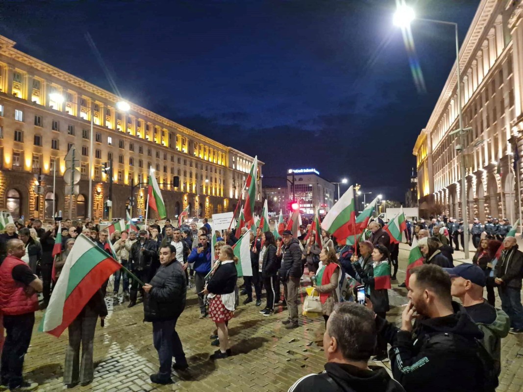 Протест на "Величие" пред сградата на Народното събрание