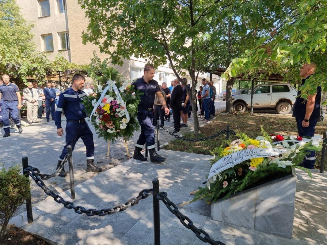 Рискът пожарът под Черни връх в Рила да се разрасне не е голям