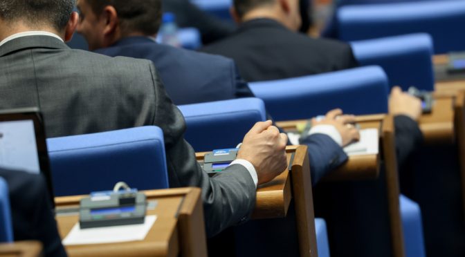 НС с единодушие: Родителите на деца до 12 г.  могат да работят дистанционно през лятната ваканция