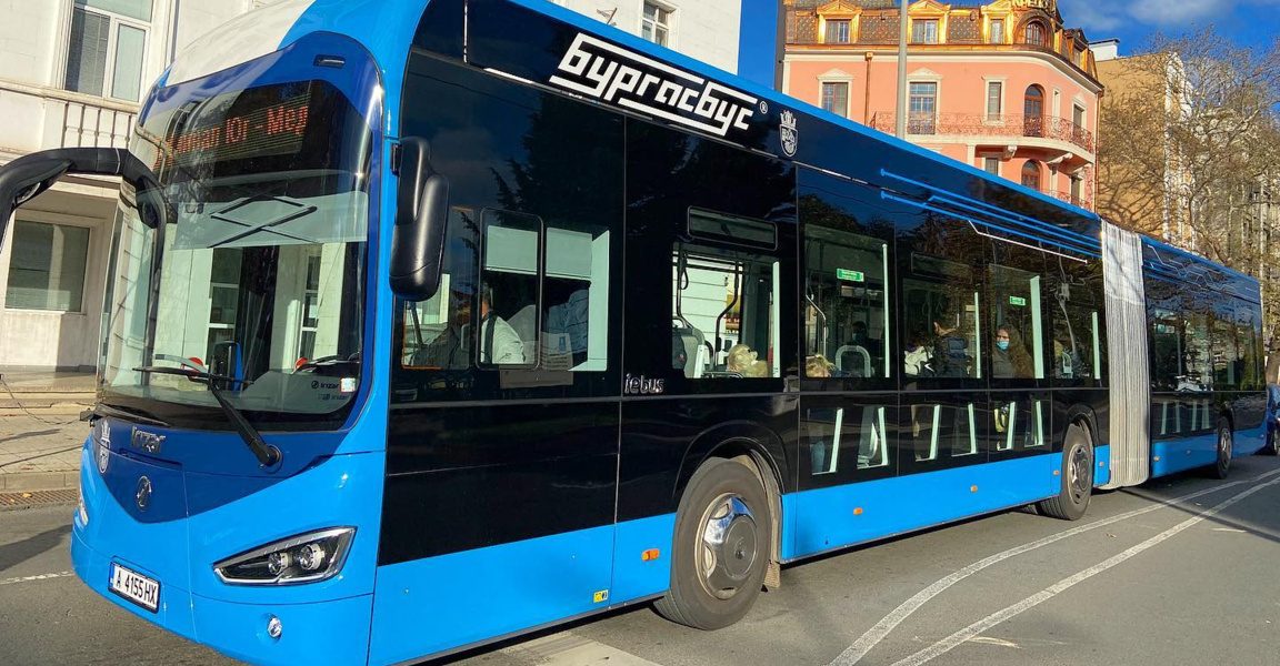 Пътничка пострада след рязко спиране на автобус в Бургас