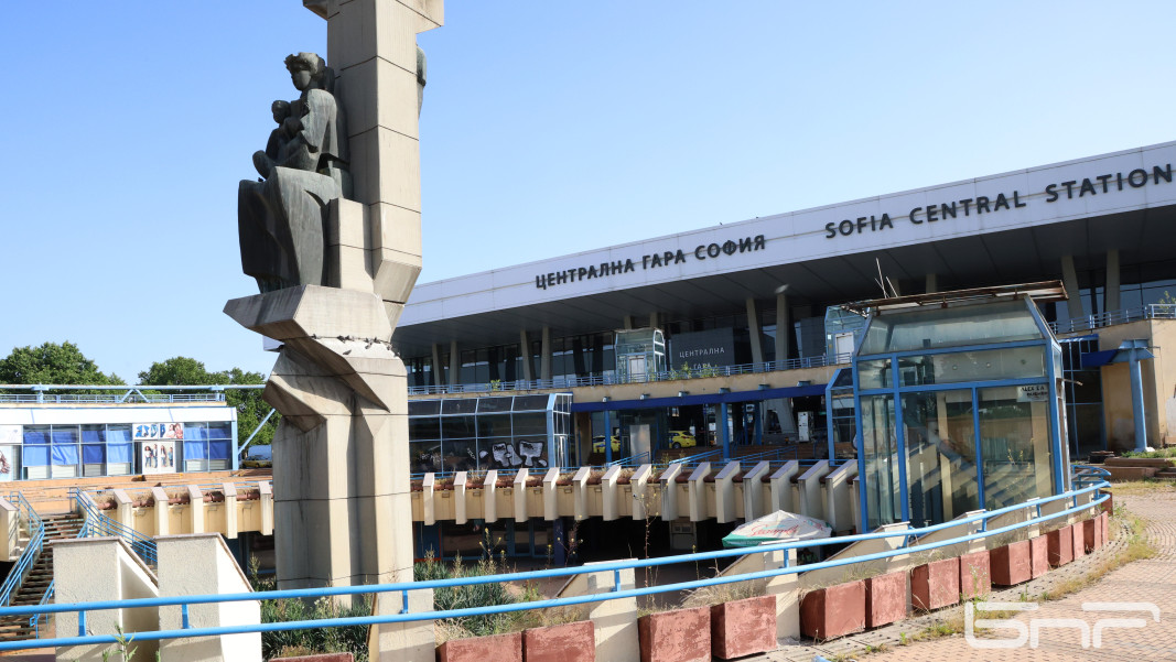 Обновяването на Ротондата пред Централната жп гара започна