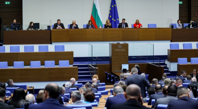 Депутатите одобриха проекта на ПБ за временна комисия за нов правилник на НС