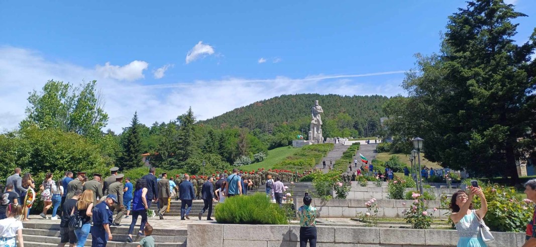 България се прекланя пред подвига на Ботев и падналите герои