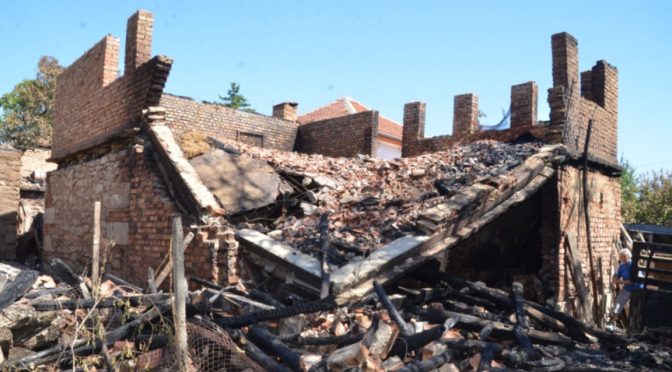 Близначета на близо 2 г  загинаха при пожар във врачанско село