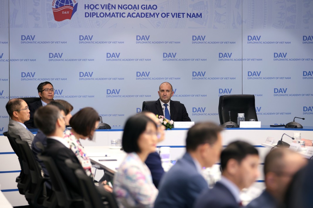 Радев изнесе лекция в Дипломатическата академия на МВнР във Виетнам
