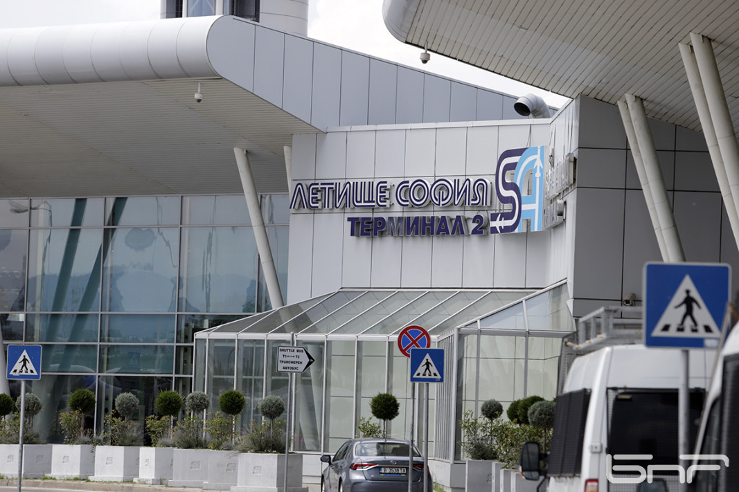 Подменят осветлението пред двата терминала на летище София