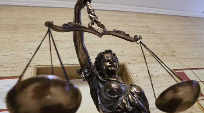 Глобиха мъж от Велико Търново за хвърляне на пиратка на протеста на 10 декември