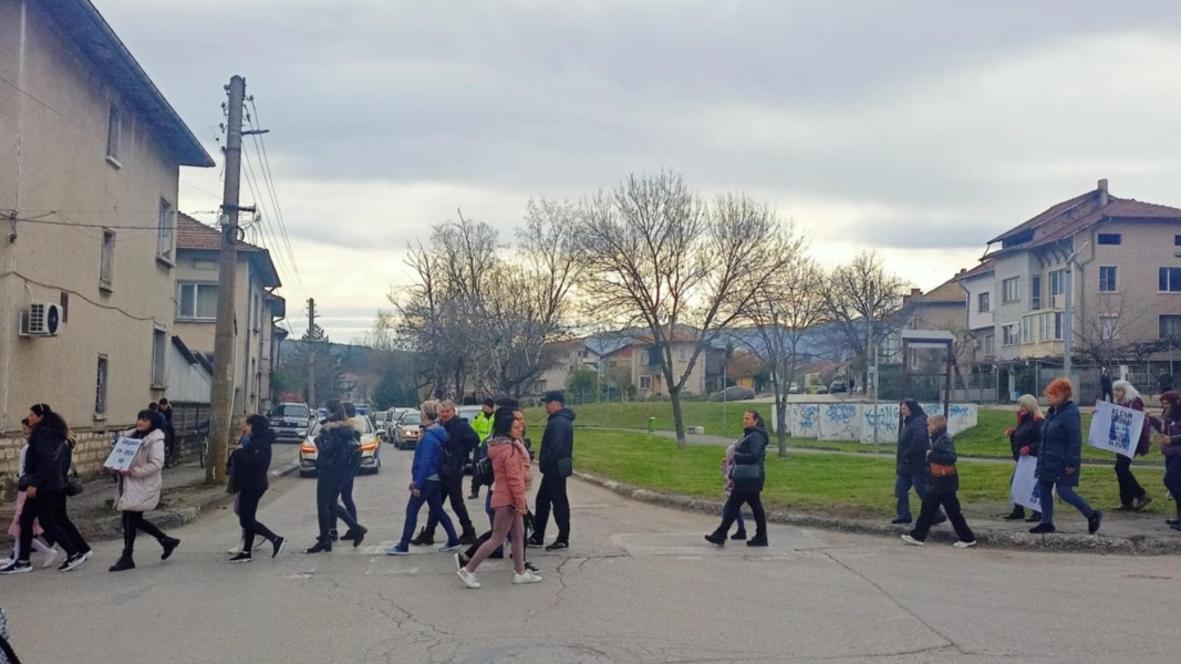 В Мездра протестираха срещу лошото състояние на пътищата