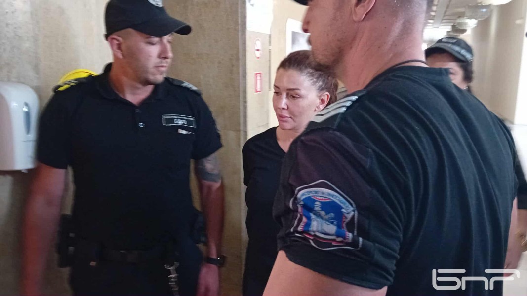 Пуснаха певицата Дебора под домашен арест