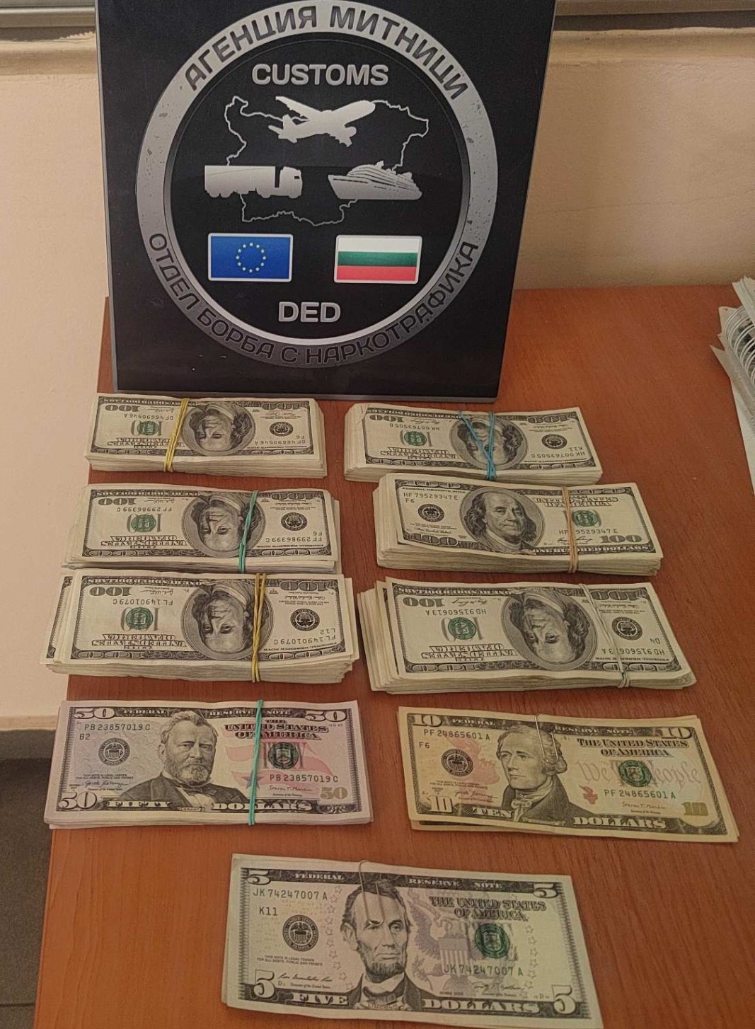 Спипаха близо $88 хил. долара и злато в автобус, пътуващ от Украйна за Турция