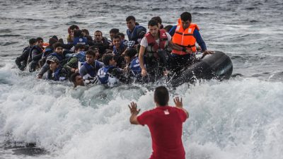 Издирват мигранти в морето край остров Самос