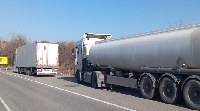 Спряно е движението на ТИР-ове през Котленския проход заради катастрофа