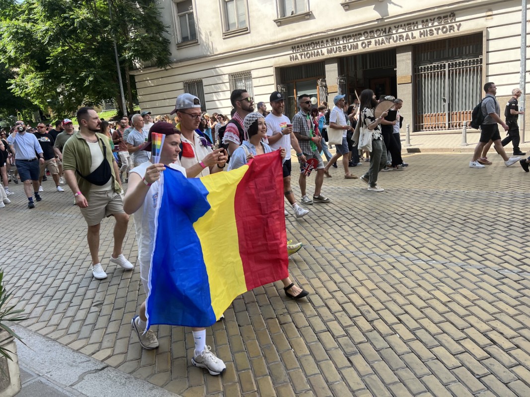 Участниците в "София Прайд" се събират на площад "Княз Александър Първи"