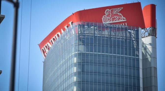 Италия: Срутване на реклама на небостъргач и земетресение. Няма пострадали