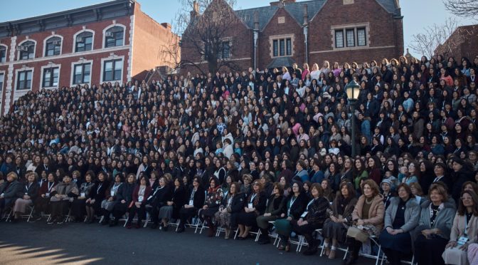 Кола се блъсна във входа на синагога в Ню Йорк, няма пострадали