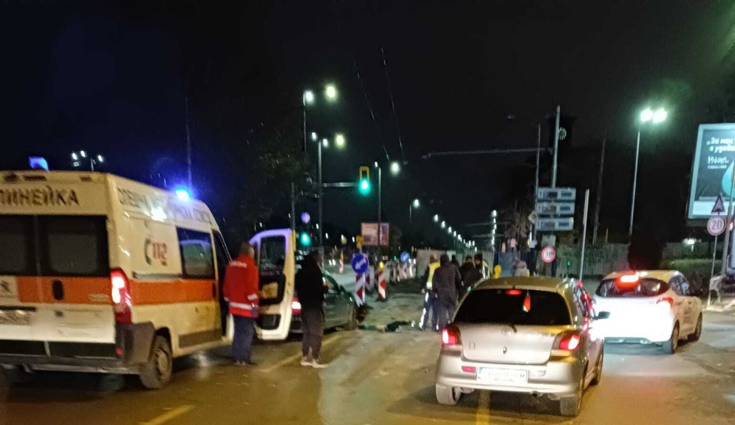 Верижна катастрофа с три коли на възлово кръстовище в София