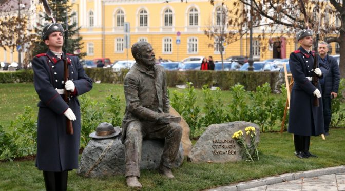 Нов паметник на Захарий Стоянов беше открит срещу входа на старата сграда на НС