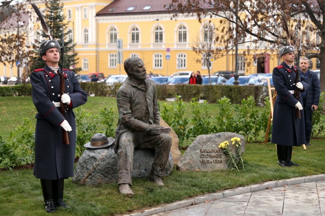 Нов паметник на Захарий Стоянов беше открит срещу входа на старата сграда на НС