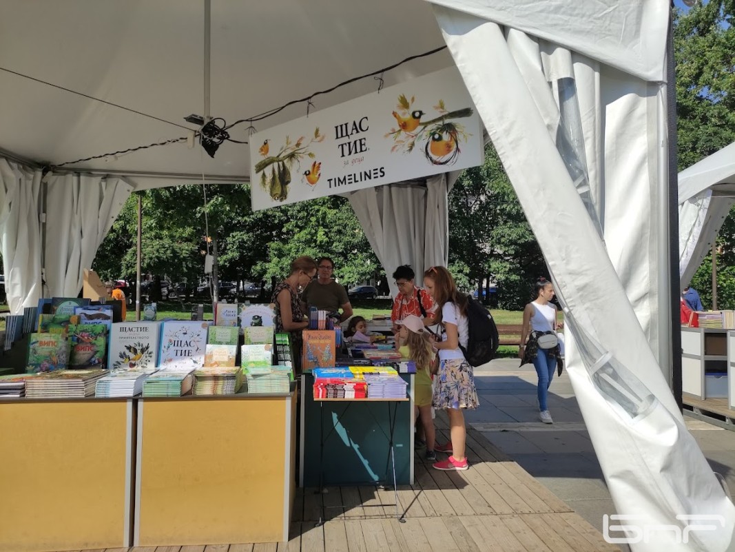 "Алеята на книгата" в София е радост за малки и големи