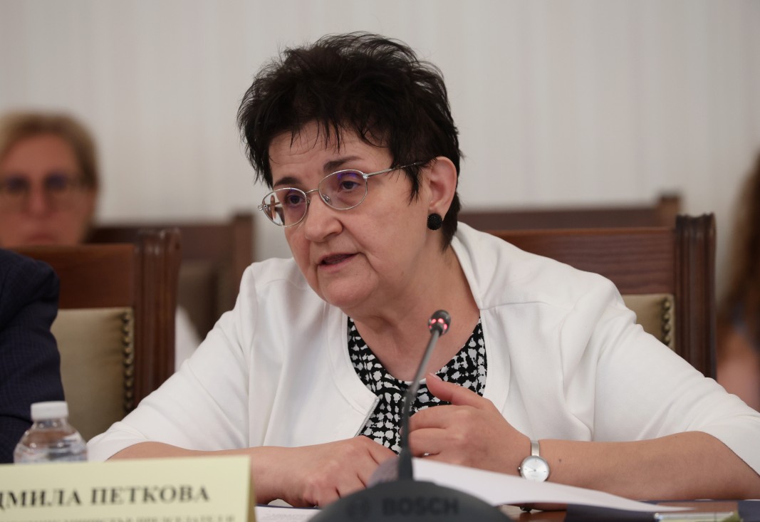 Финансовият министър Людмила Петкова е приела да остане на поста и в новия служебен кабинет