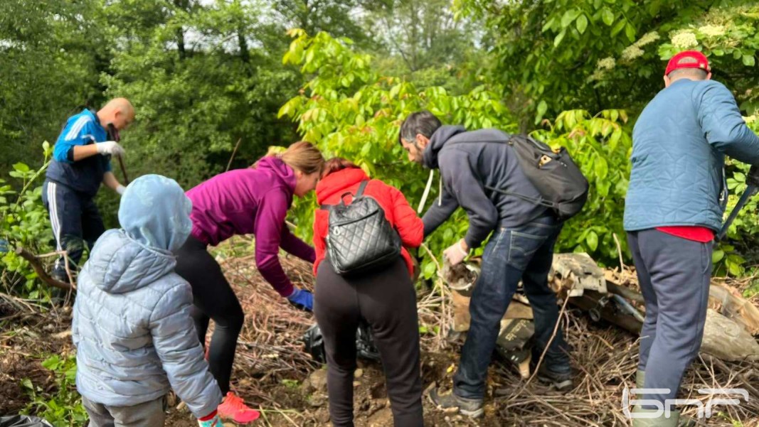 Доброволци почистиха около 20 километра по коритото на р. Драговищица