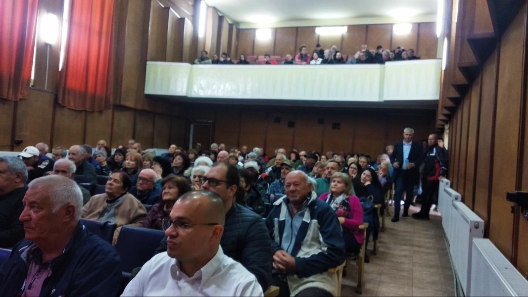 В с. Баня недоволстват от отнетите им минерален плаж и парк за игра на децата