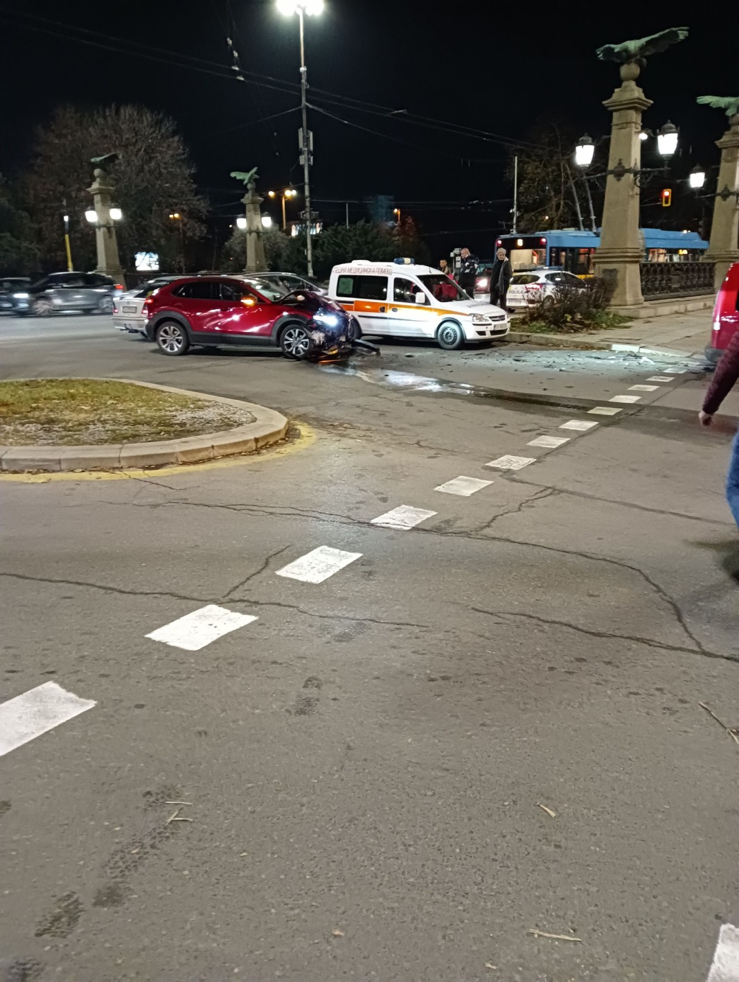 Младеж в болница след сблъсък между джип и кола на "Орлов мост" в София