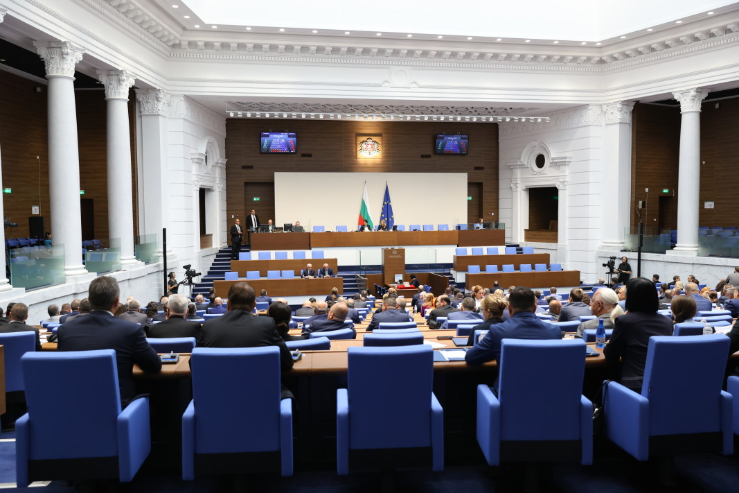 Депутатите изслушват премиера и 2-ма министри за ситуацията с пожарите