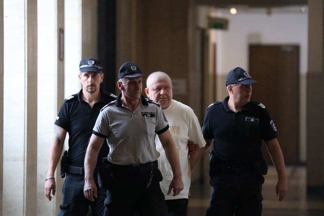 Съдът пусна от ареста Сали Табаков. Ще издържи ли обвинението срещу него?