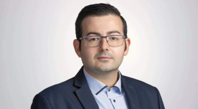 Още едно знаково лице на ПП напуска –  политологът Емил Соколов