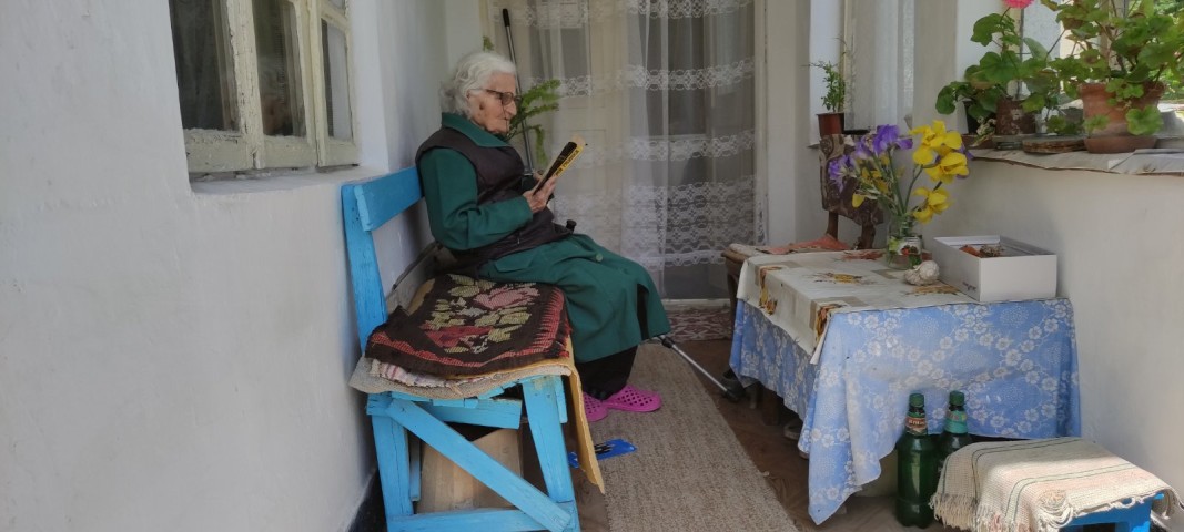 Най-възрастният читател в Кардам е 93-годишната Радка Петрова