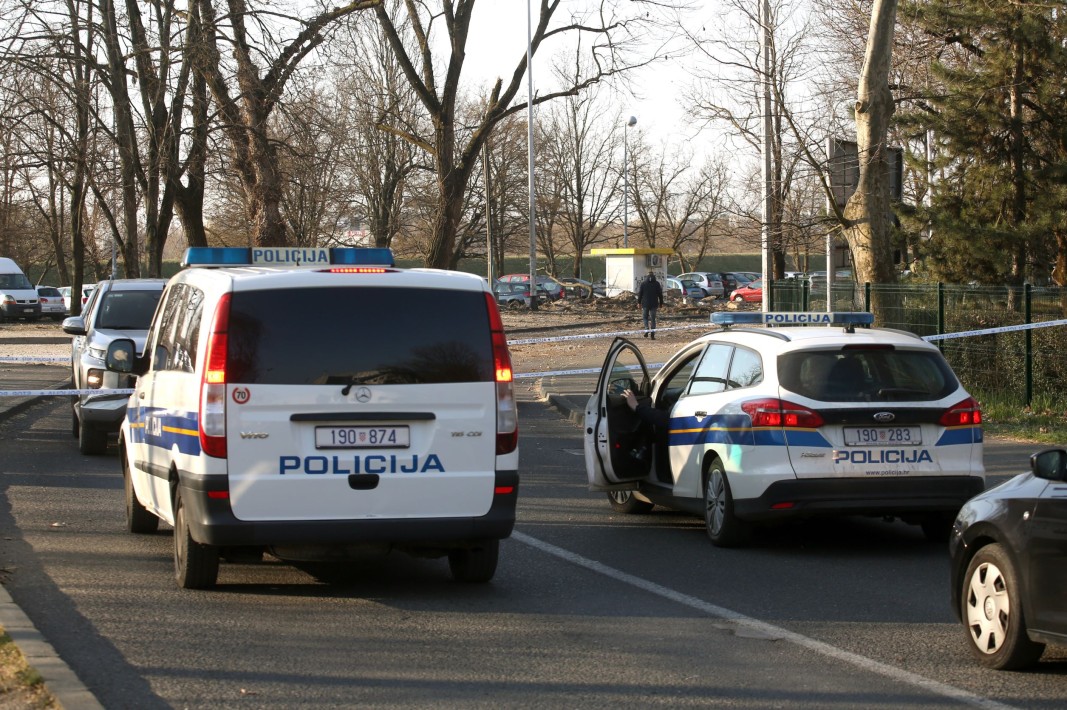 Младеж е ранил с нож учителка и шест деца в основно училище в Загреб