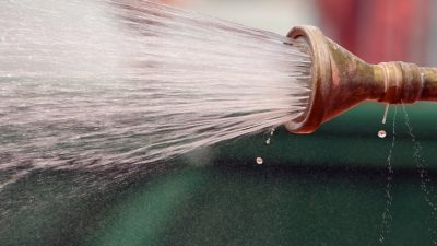 Водна компания в Англия забранява използването на маркучи в домакинствата