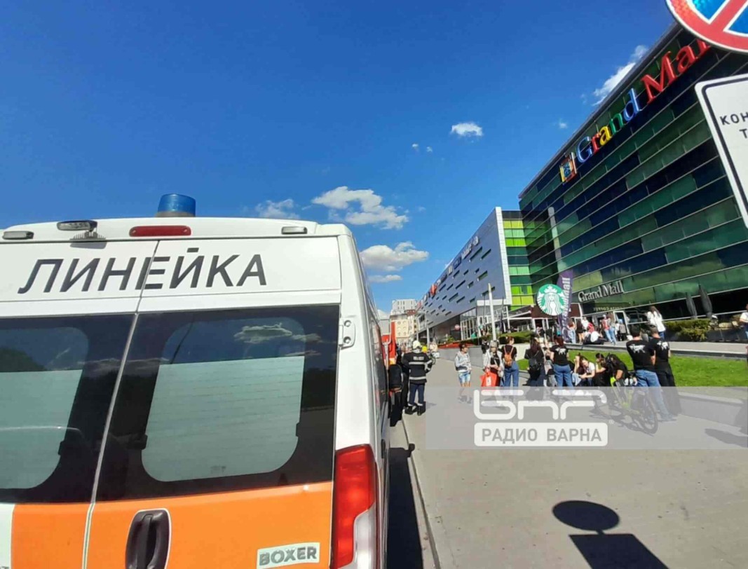 Пожар в голям търговски център във Варна