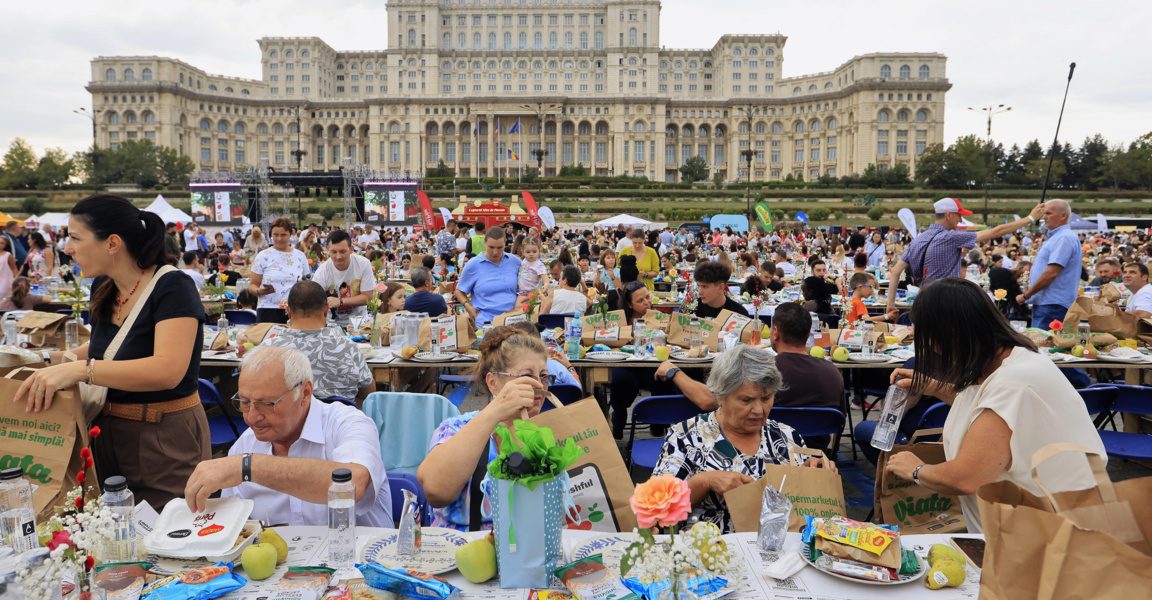 Ррекорд на Гинес за почерпка на най-дълга маса в Букурещ