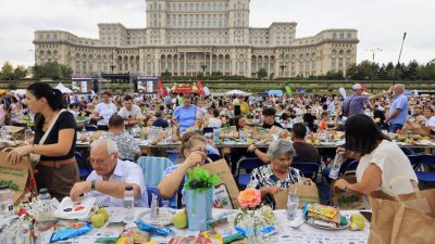 Ррекорд на Гинес за почерпка на най-дълга маса в Букурещ