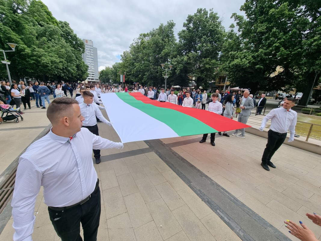 Деветметров трибаграник поведе празничното шествие послучай 24 май в Перник