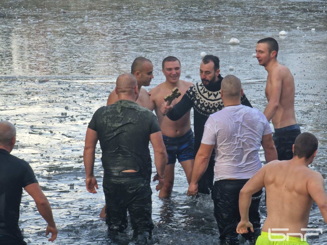 Онник Таракчиян спаси кръста на Богоявление в Перник