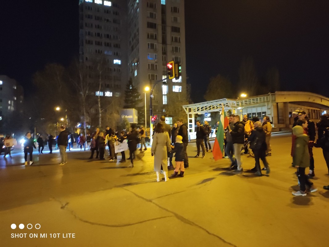 Жители на столичния район "Изгрев" блокираха булевард "Драган Цанков" в протест срещу застрояването на зелена площ